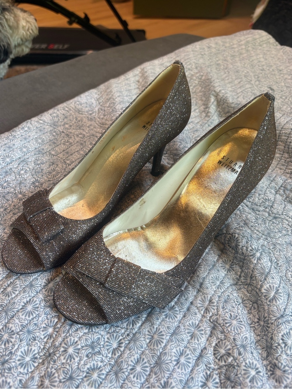 Stuart Weitzman Women’s Bronze Pyrite Nocturn Bowover Open Toe Pump Size 8 - Picture 2 of 11